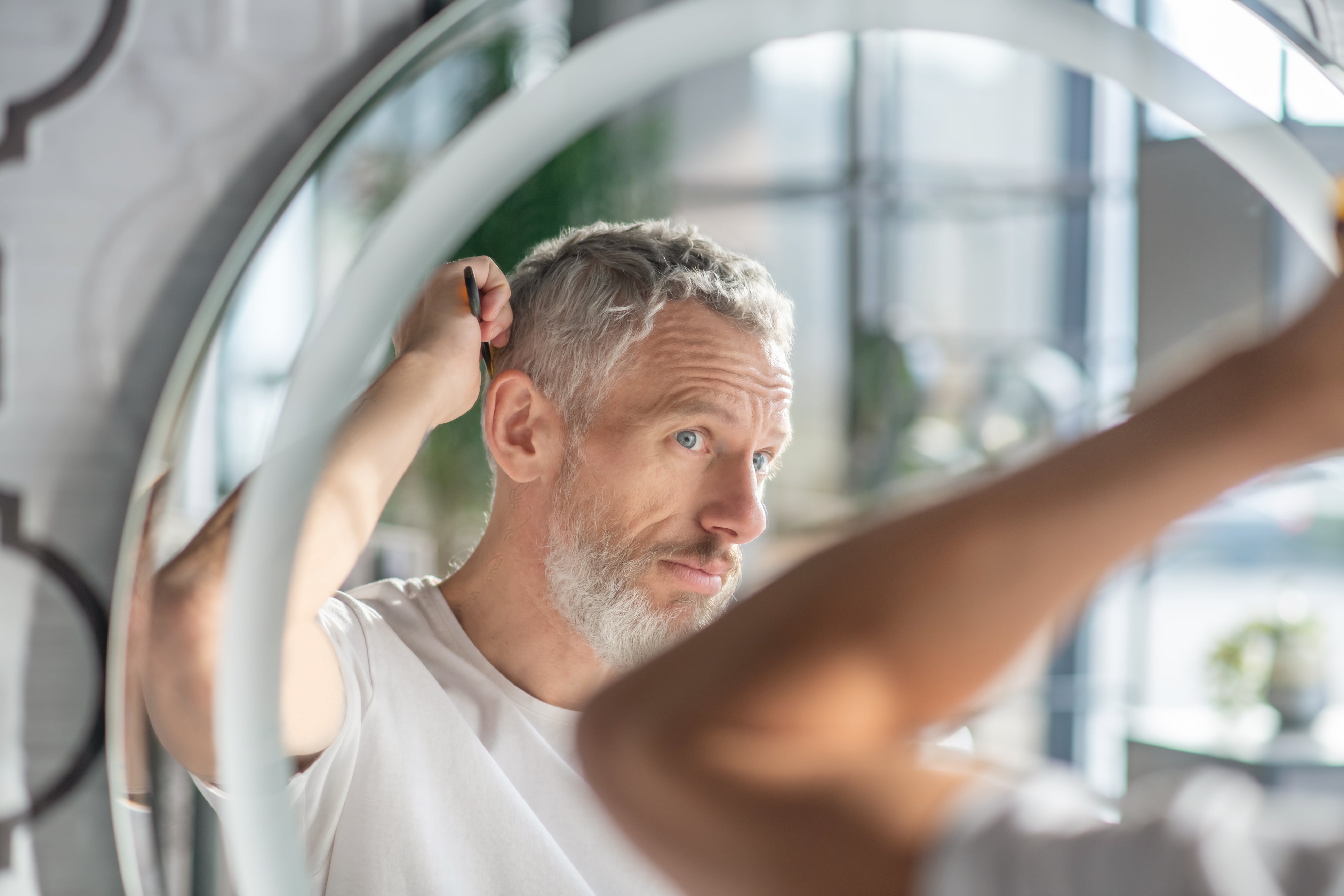 È possibile fermare l'ingrigimento dei capelli?